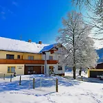Lantgård Urak *